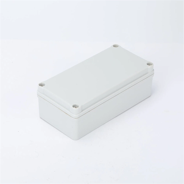 Photovoltaic circuit connected in series with combiner box